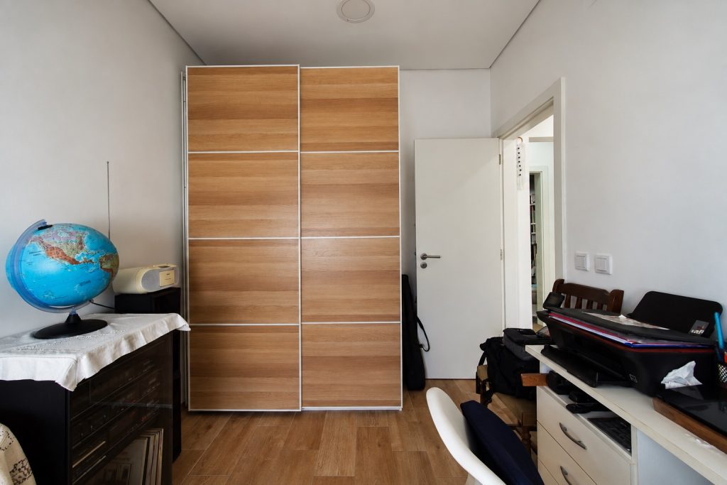 Quarto com roupeiro de portas de correr e zona de estudo, moradia no Barreiro