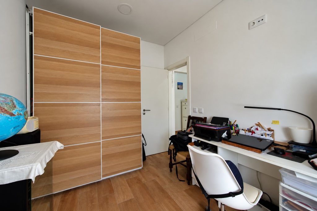 Segundo quarto com secretária e estante, moradia T2 em Santo André, Barreiro
