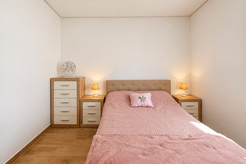 Quarto de casal com roupeiro, moradia térrea remodelada no Barreiro