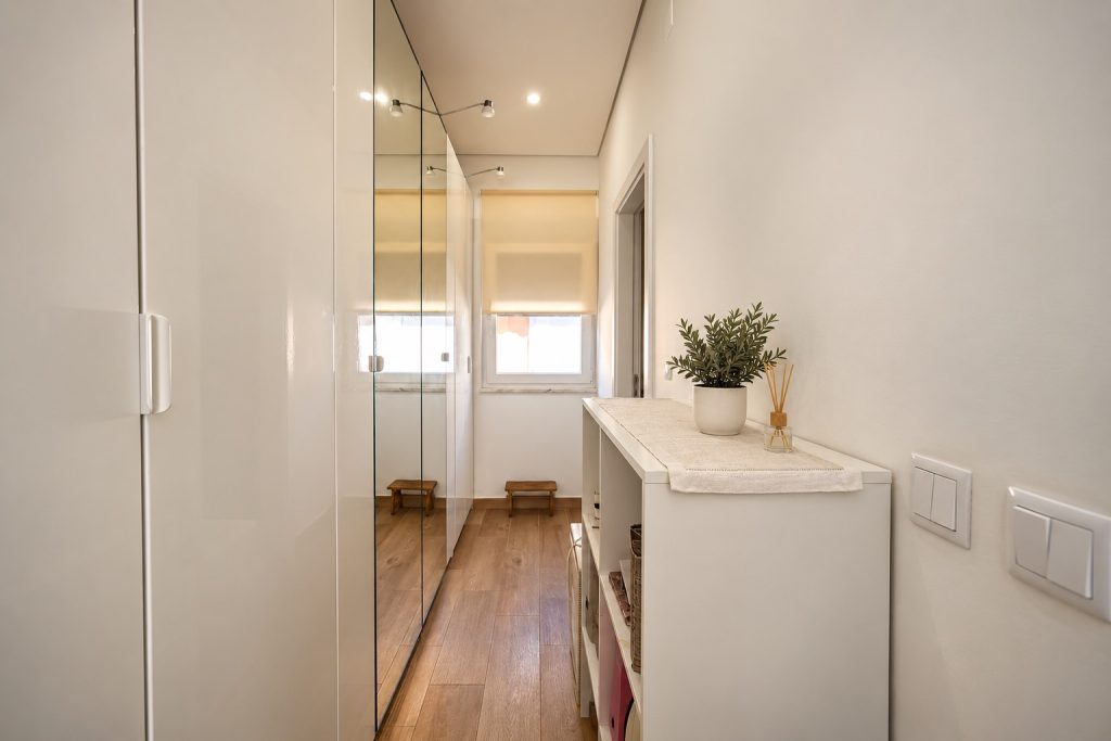 Closet da suite com roupeiros de portas espelhadas, moradia T2 no Barreiro
