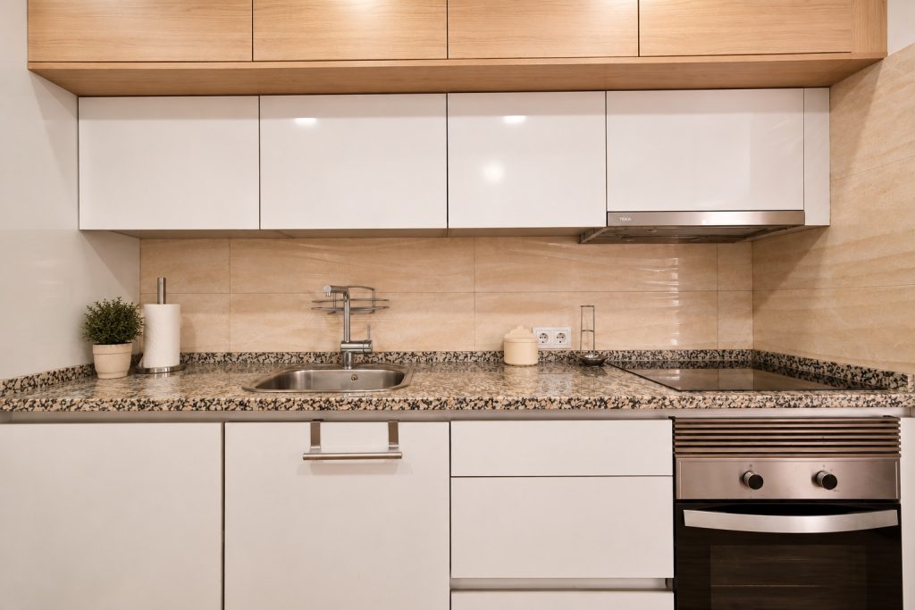 Cozinha remodelada com eletrodomésticos, moradia T2 no Barreiro