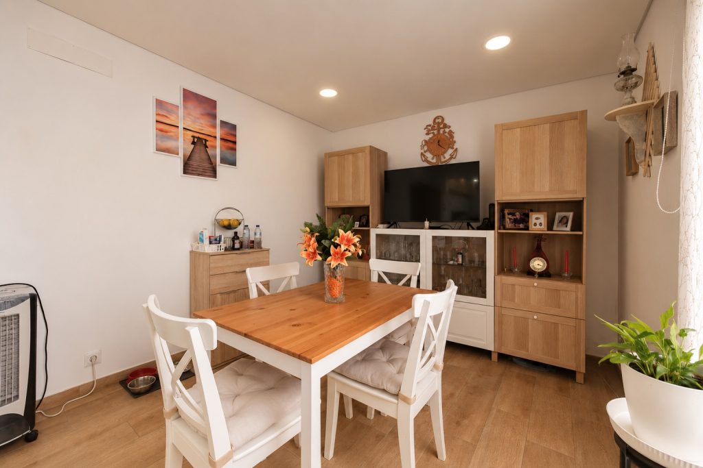 Sala de refeições com mesa em madeira e móvel de apoio, moradia térrea no Barreiro