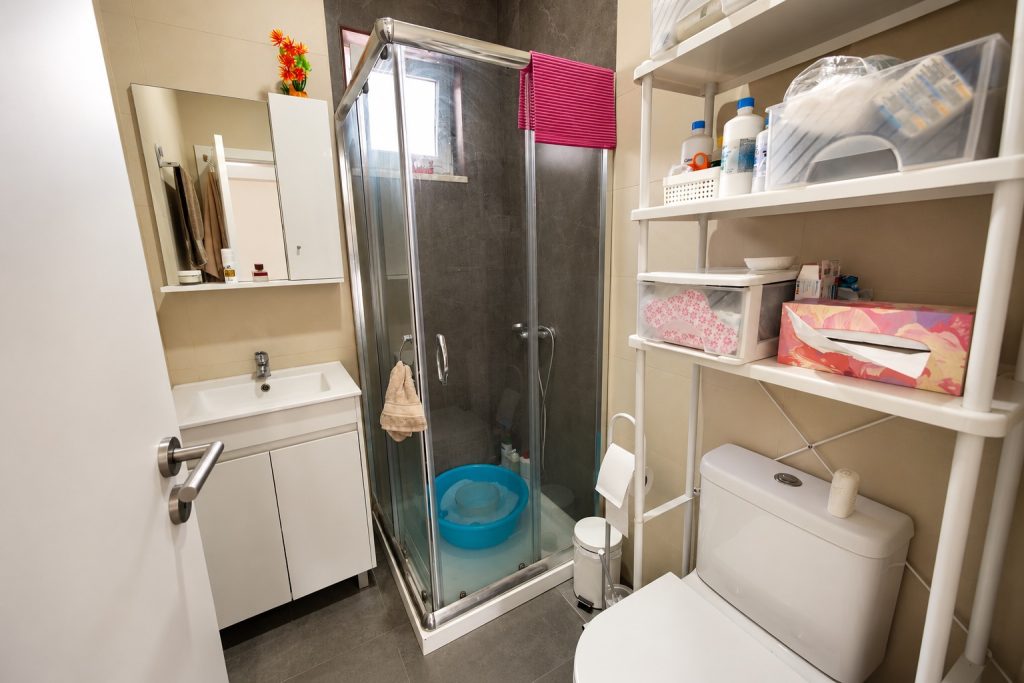 Segunda casa de banho com base de duche e resguardo em vidro, moradia T2 no Barreiro