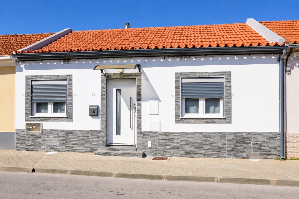 Fachada da moradia T2 em banda com entrada independente pela rua, Santo André, Barreiro